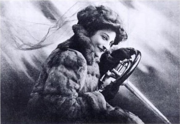 July 4, 1903 – The first female race car driver