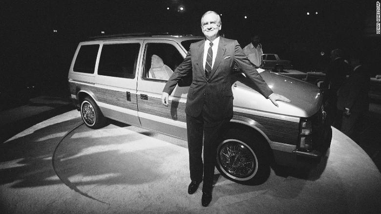 Le 2 novembre 1983, la première Minivan de Chrysler quitte la ligne de production. 4