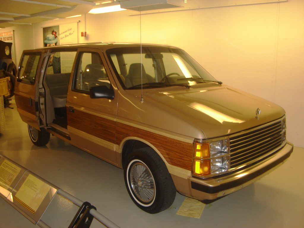 Le 2 novembre 1983, la première Minivan de Chrysler quitte la ligne de production. Nov2-1-voyager-1024x768