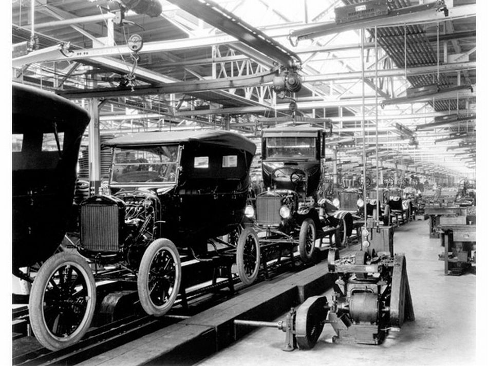 December 1, 1913 – Ford starts moving assembly line