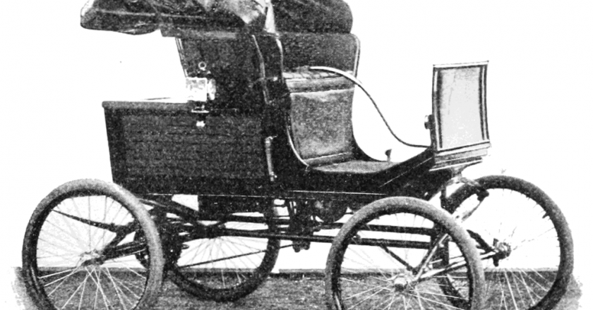 January 4, 1900 – The first car in Florida arrives