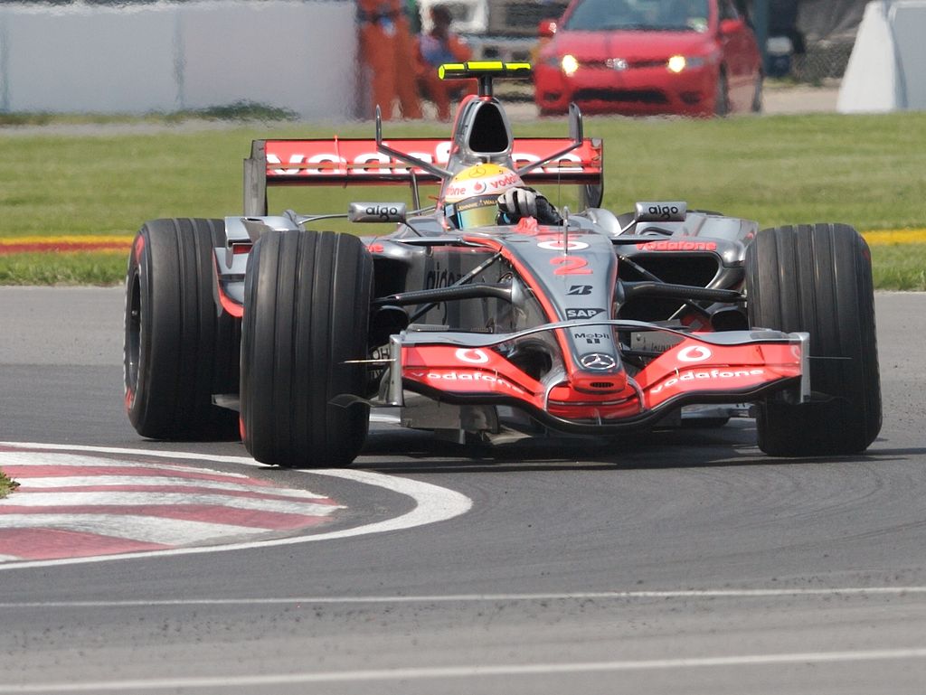 lewis hamilton racing in 2007 canadian grand prix, his first f1 win